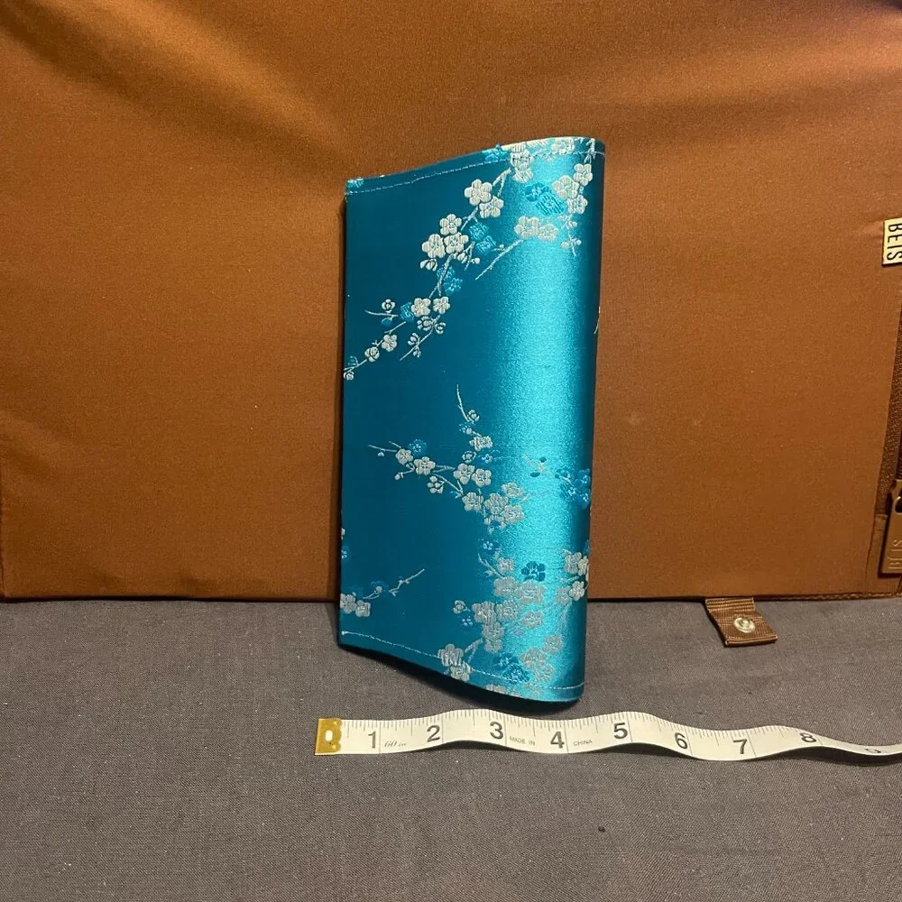 Elegant Floral Clutch - Perfect for Any Occasion! Never Used - Picture 3 of 8